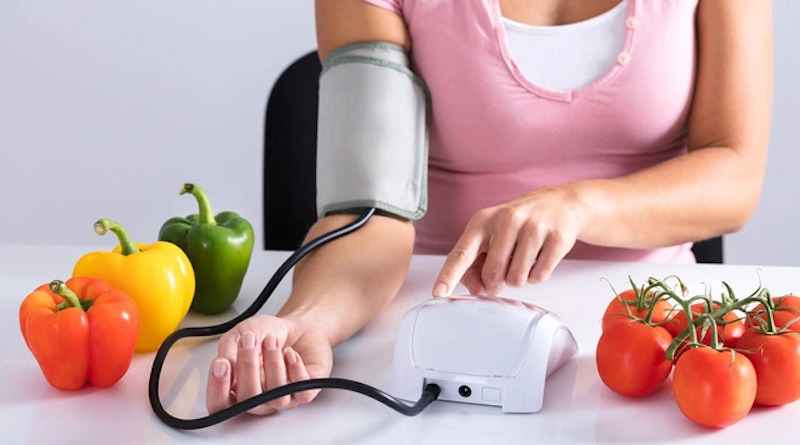 Dārzeņi un augļi uz galda